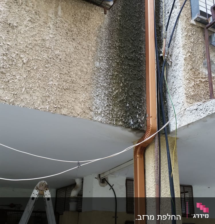 צינורות חשמל על קיר חיצוני של בניין